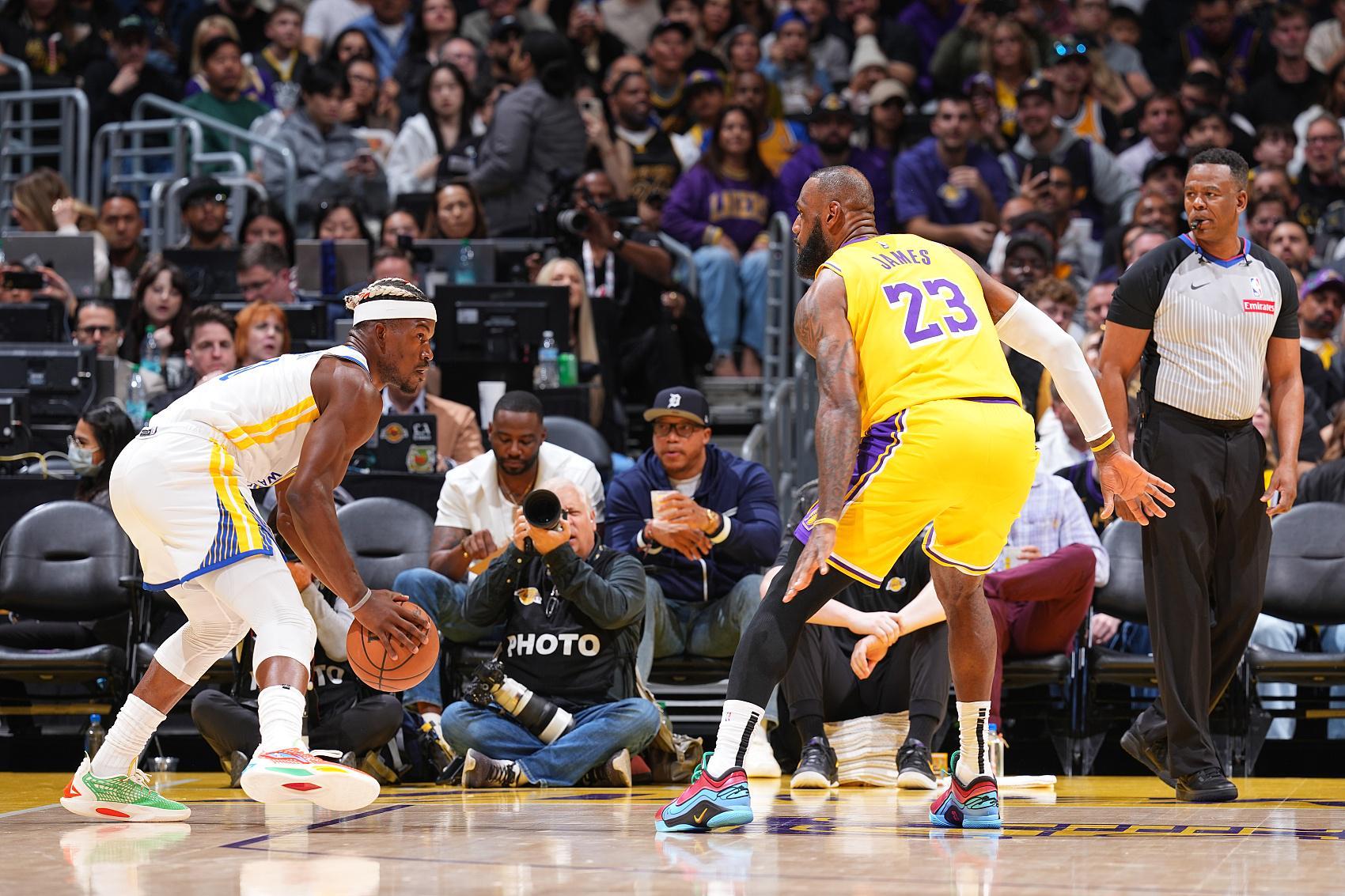 星空体育在线-湖人自媒体：湖人无意用詹姆斯交易勇士的巴特勒或库明加