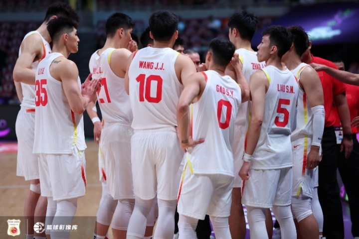 半决赛遇上了~中国男篮8战新西兰4胜4负 上次交手李凯尔抢断绝杀