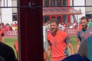 记者:拜仁今日进行了公开训练课,穆勒仍在随球队训练