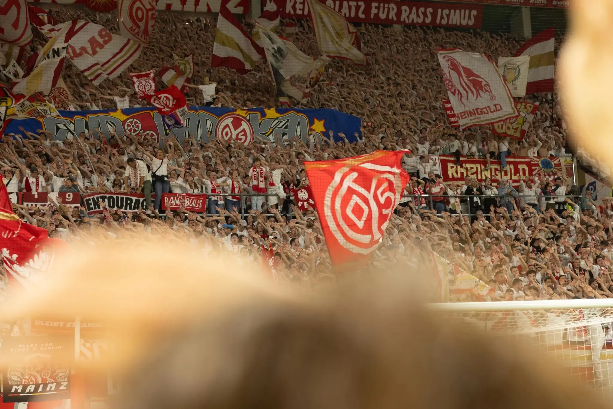 美因茨因球迷燃放烟火被罚4万欧元;若再犯将关闭部分看台