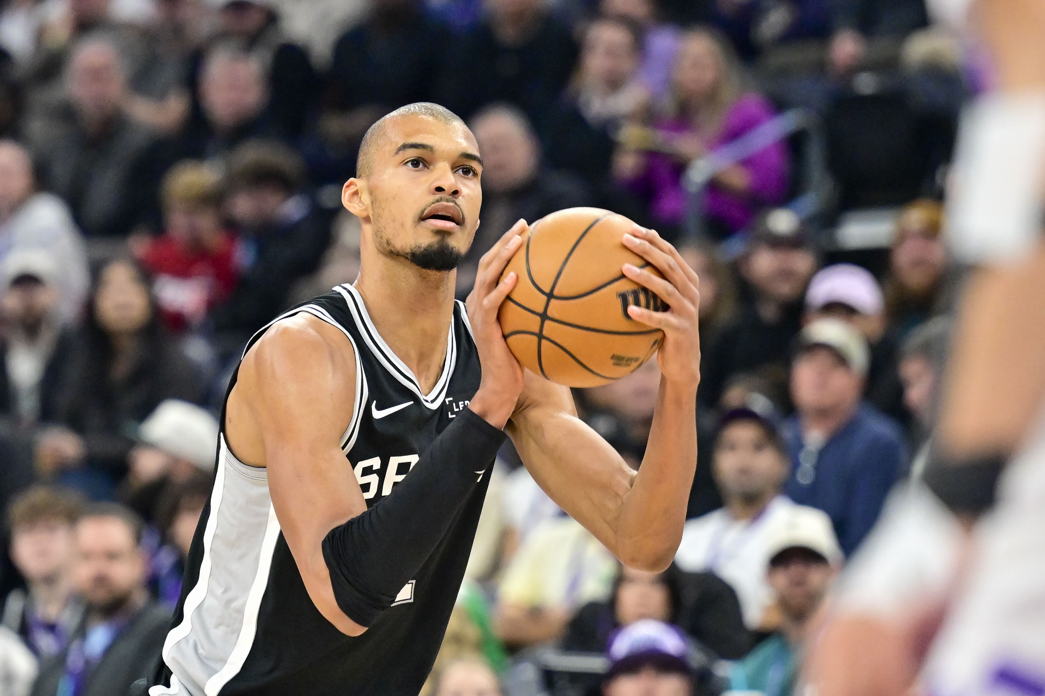 星空体育官方网站-外线没开!文班亚马半场三分球4中0拿到8分8板2帽